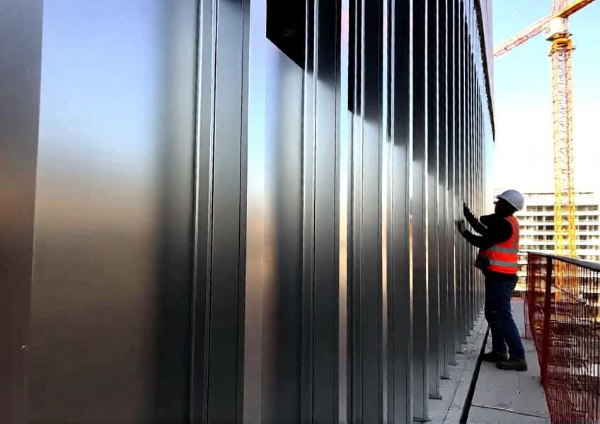 Detailed scene of aluminium batten cladding installation, highlighting prefabrication, ventilation system, and ease of assembly on a modern building.