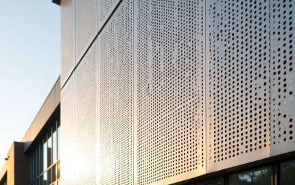 Aluminum Panel CNC Punching Tooling Strategies and Flatness Control for Solid Facade Cladding