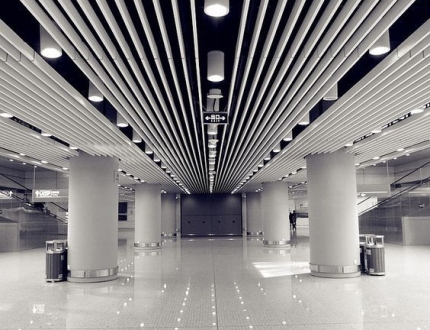 Modern U-Shape Aluminum Alloy Strip Baffle Ceiling Grid with Fireproof Sound-Absorbing Features for Hotels Hospitals & Malls